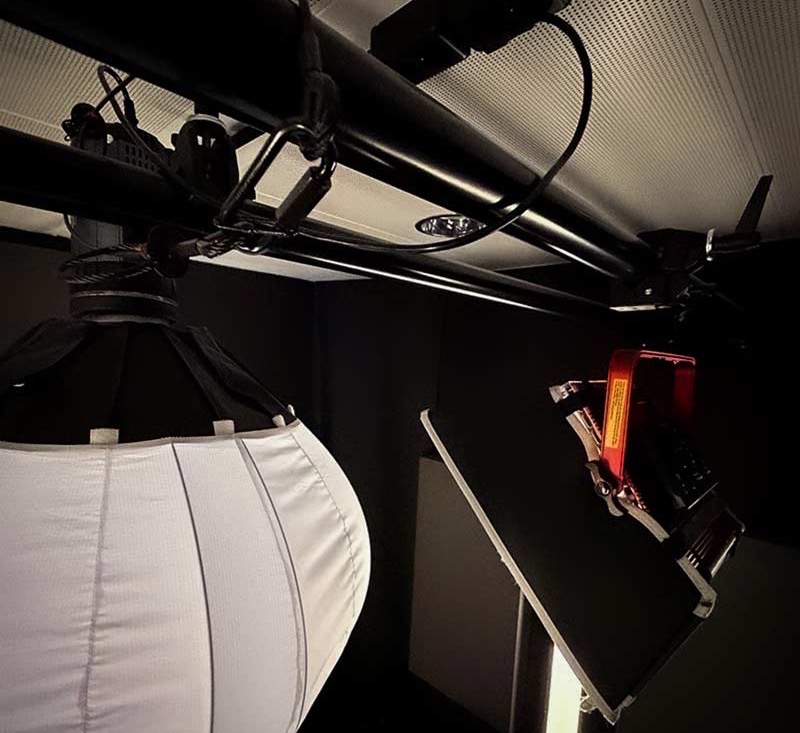 Laternen-Softbox und Flächenleuchte an der Lichttraverse im Studio