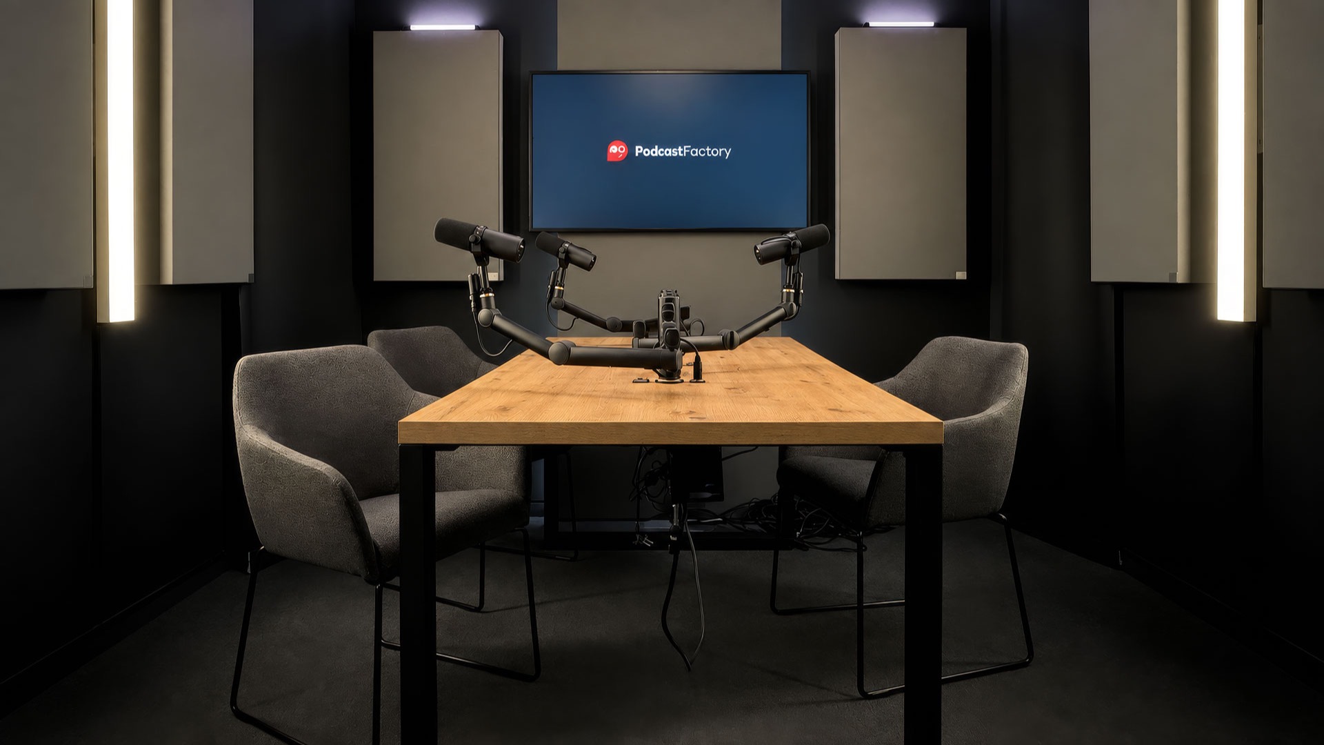 Das Podcast-Studio von Podcast Factory am Flughafen Wien mit Studiotisch, Mikrofonarmen und Akustikpaneelen