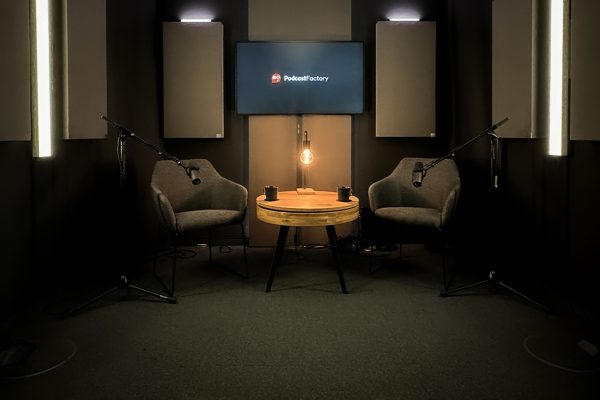 Podcast Factory Podcast Studio Wien Setup Tisch Lounge