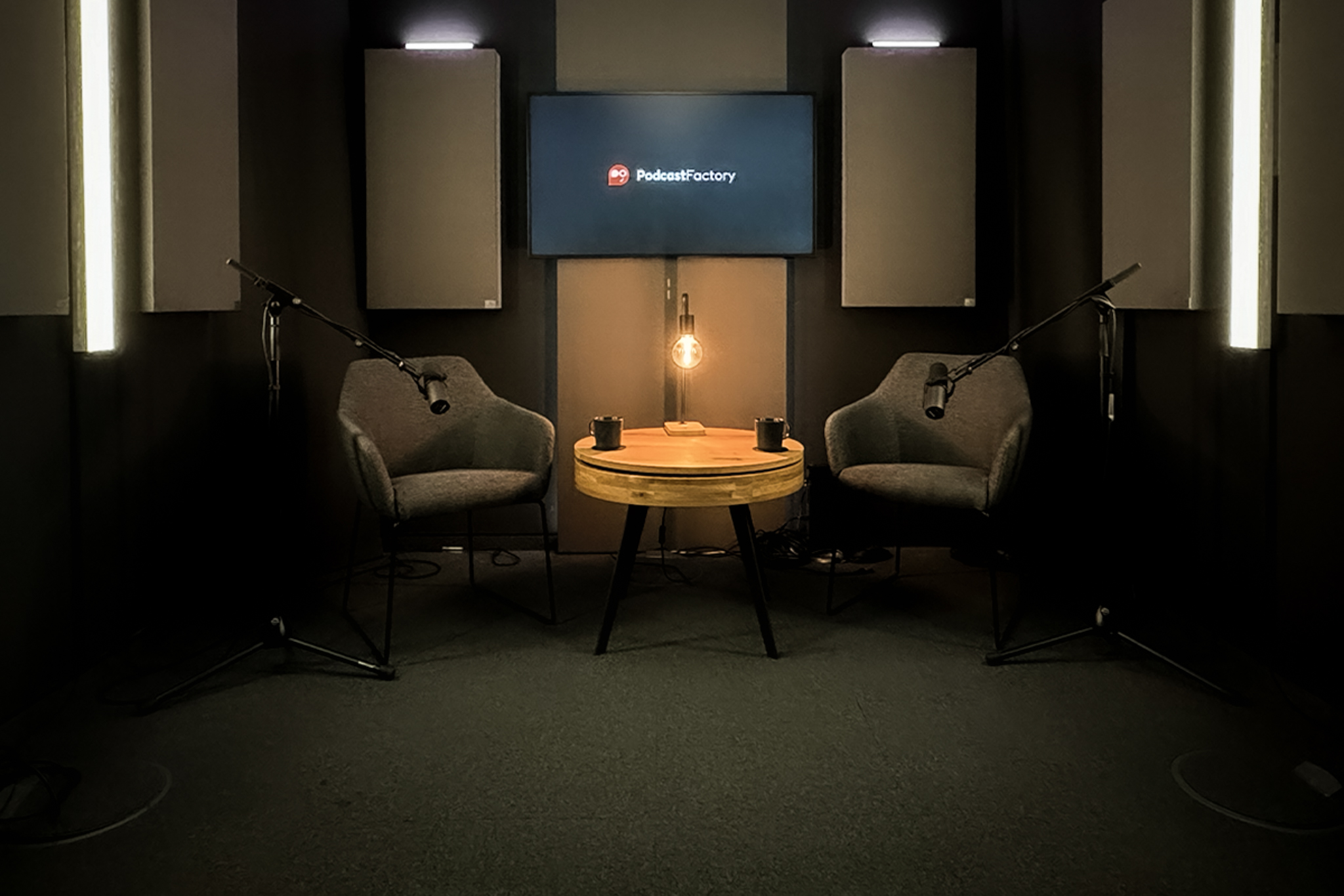 Podcast Factory Podcast Studio Wien Setup Tisch Lounge