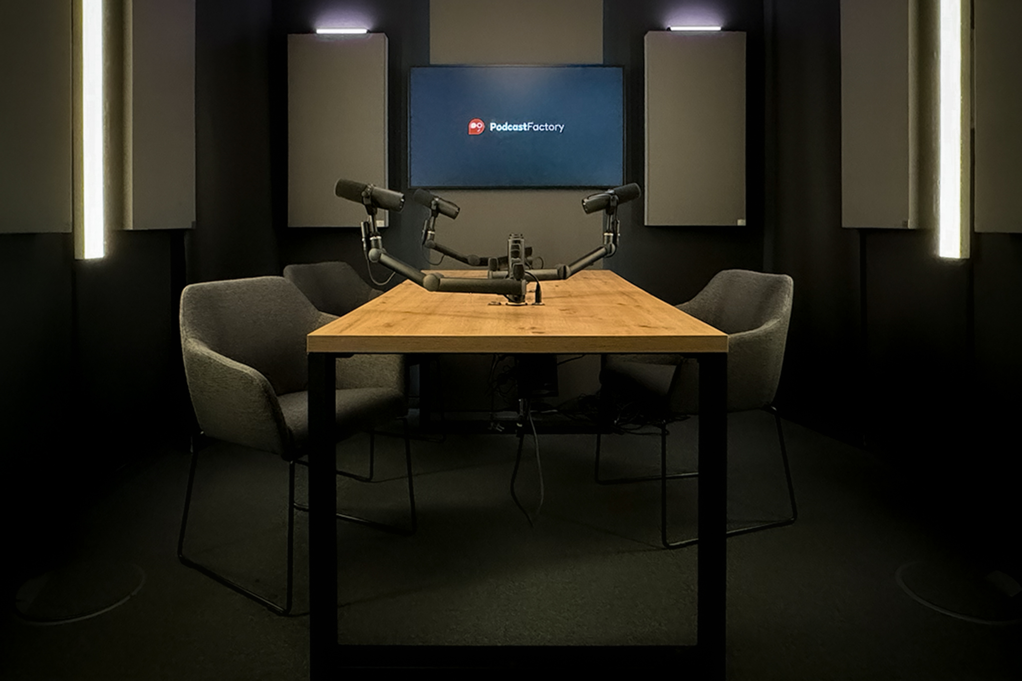 Podcast Factory Podcast Studio Wien Setup Tisch groß