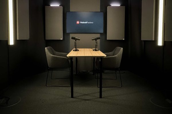 Podcast Factory Podcast Studio Wien Setup Tisch Klein