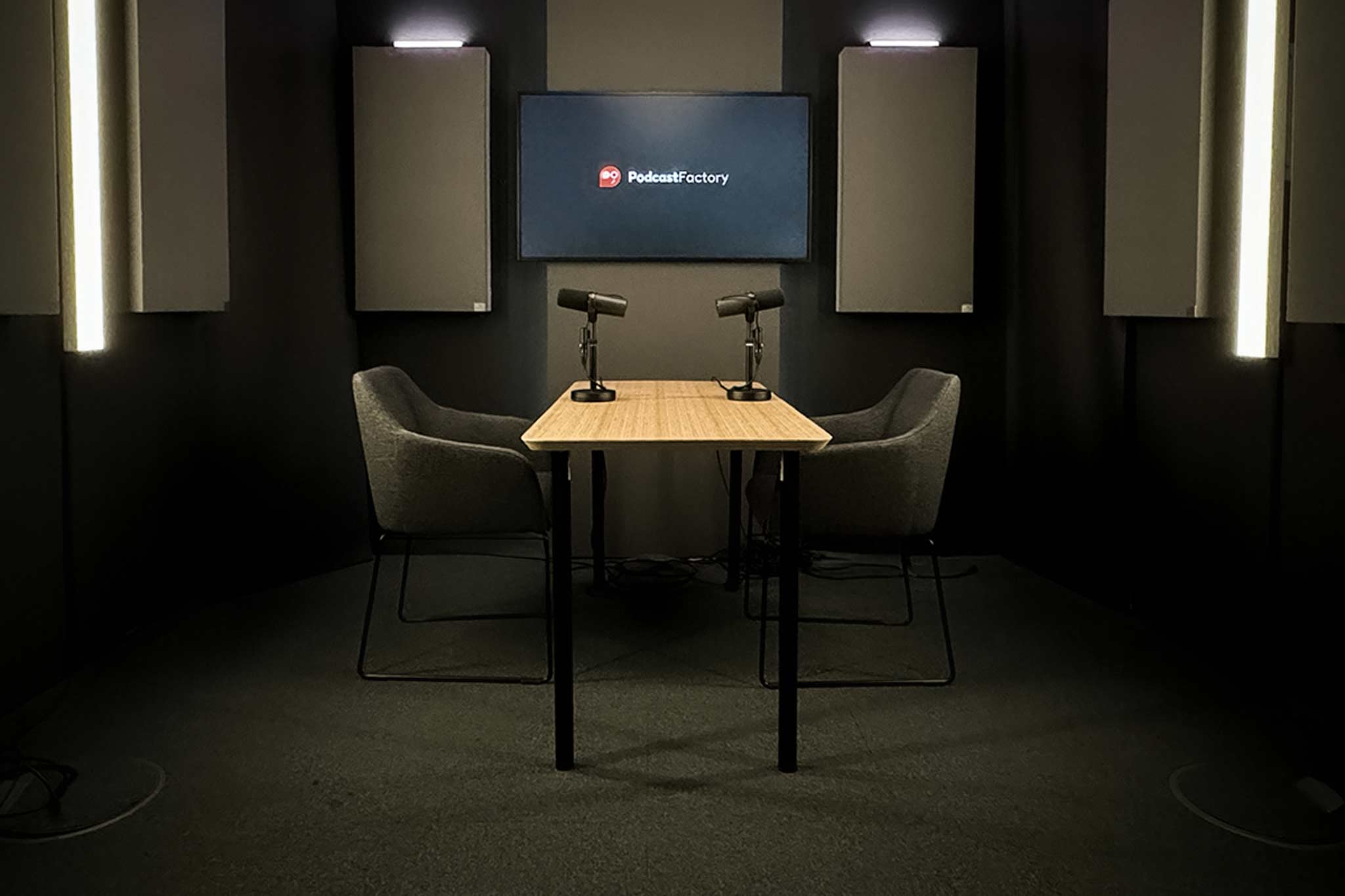 Podcast Factory Podcast Studio Wien Setup Tisch Klein