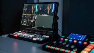 Podcast Regie im Podcast Studio am Flughafen Wien von Podcast Factory