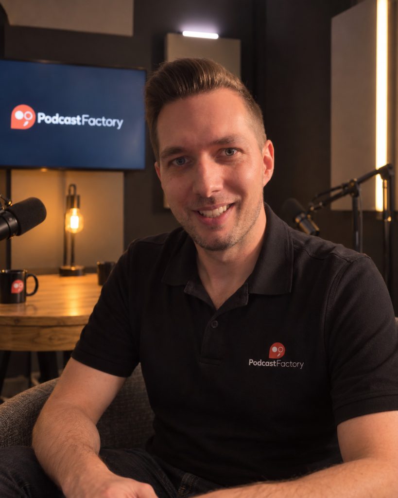 Dominique-Robert Oudin, Gründer von Podcast Factory, im Studio am Flughafen Wien